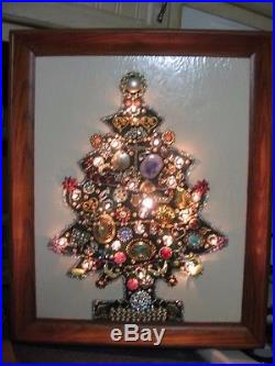 VINTAGE JEWELRY CHRISTMAS TREE LIGHTED FRAMED COLLAGE RHINESTONES BROOCH 22x18