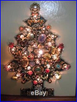 VINTAGE JEWELRY CHRISTMAS TREE LIGHTED FRAMED COLLAGE RHINESTONES BROOCH 22x18