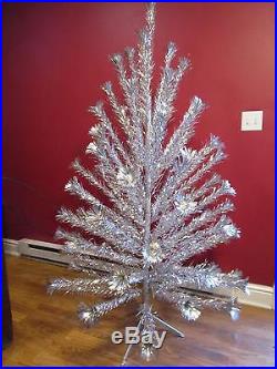 VTG 6 Foot Sparkler Pom Pom 70 Branches Aluminum Christmas Tree & Original Box