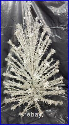 Vintage Peco Christmas Tree 6 Ft Beautiful Aluminum sparkling 91 branches withbox