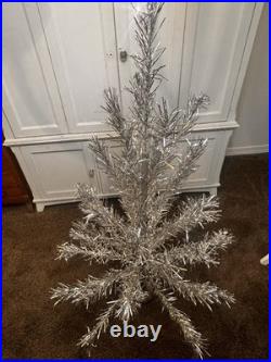 Vtg Aluminum Christmas Tree 4 Foot 41 Branches 18 Long Retro Wooden Pole Vtg Aluminum Christmas Tree 4 Foot 41 Branches 18 Long Retro Wooden Pole