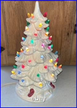 Vtg White Opalescent Christmas Tree Red Berries Holland Mold Hard To Find! 11.5