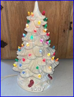 Vtg White Opalescent Christmas Tree Red Berries Holland Mold Hard To Find! 11.5