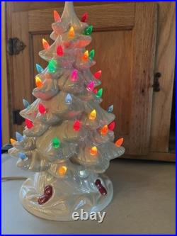 Vtg White Opalescent Christmas Tree Red Berries Holland Mold Hard To Find! 11.5