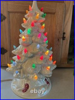 Vtg White Opalescent Christmas Tree Red Berries Holland Mold Hard To Find! 11.5